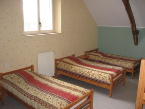 Individually decorated, individually furnished, blackout drapes - Gîte de Groupe Grand Piaf (Villiers-Charlemagne)