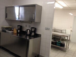 Cottage, 4 Bedrooms | Private kitchen | Shared fridge, microwave, coffee/tea maker, electric kettle - Gîte de Groupe Grand Piaf (Villiers-Charlemagne)