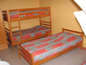 Family Room | Individually decorated, individually furnished, blackout drapes - Gîte de Groupe Grand Piaf (Villiers-Charlemagne)