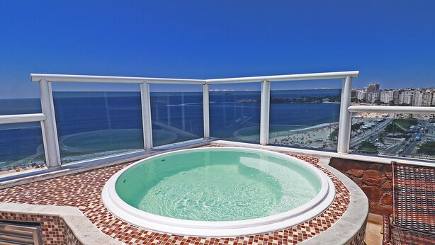 A hot tub with a clear view of the ocean and cityscape. - MZapartments Bolivar Penthouse (Rio de Janeiro)