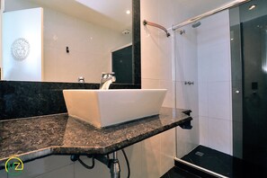Penthouse, Multiple Beds, Non Smoking | Bathroom | Shower, towels