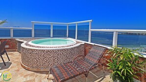 A rooftop terrace with a hot tub, seating area, and a view of the sea. - MZapartments Bolivar Penthouse (Rio de Janeiro)