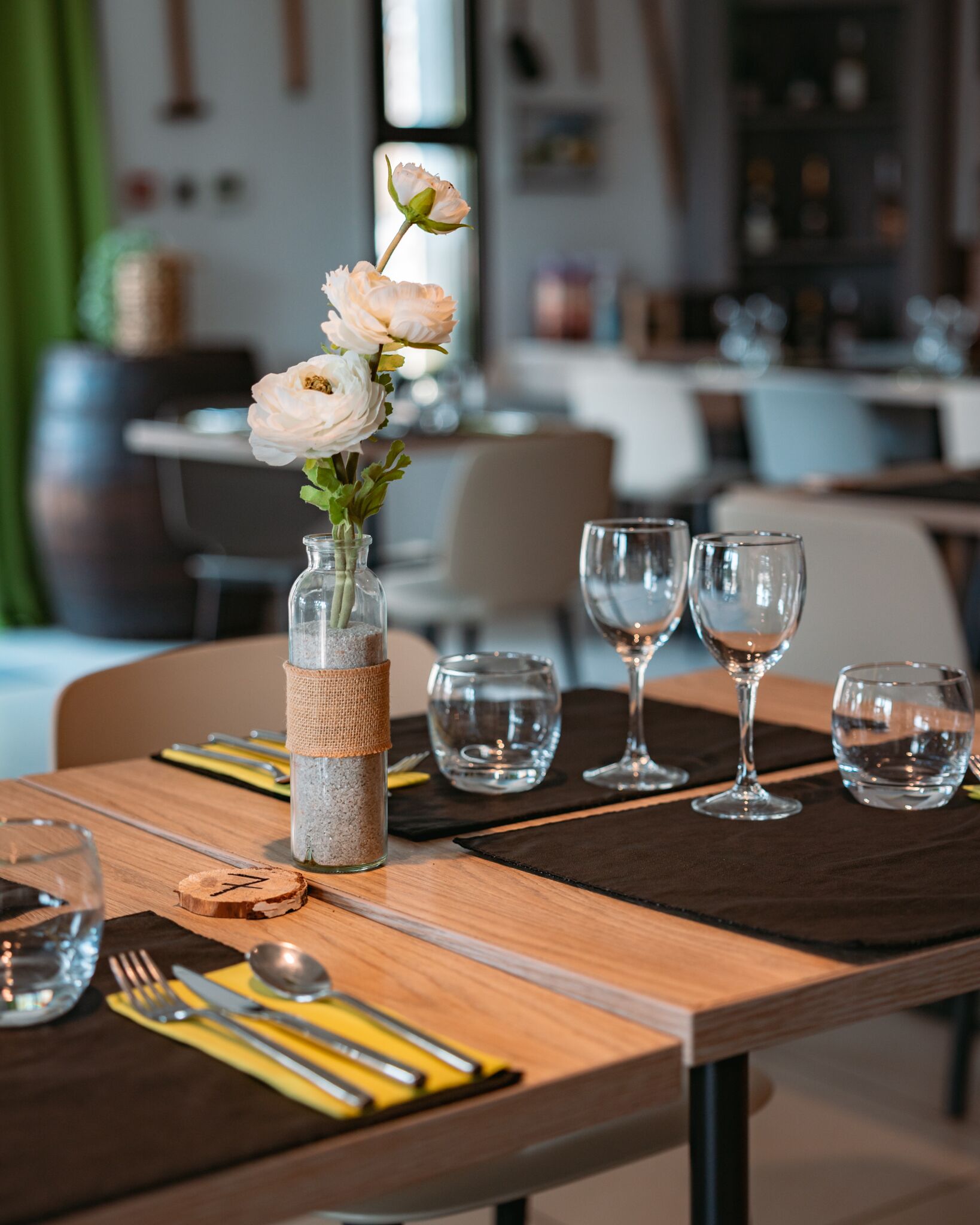 Phục vụ bữa trưa và bữa tối, món Pháp 