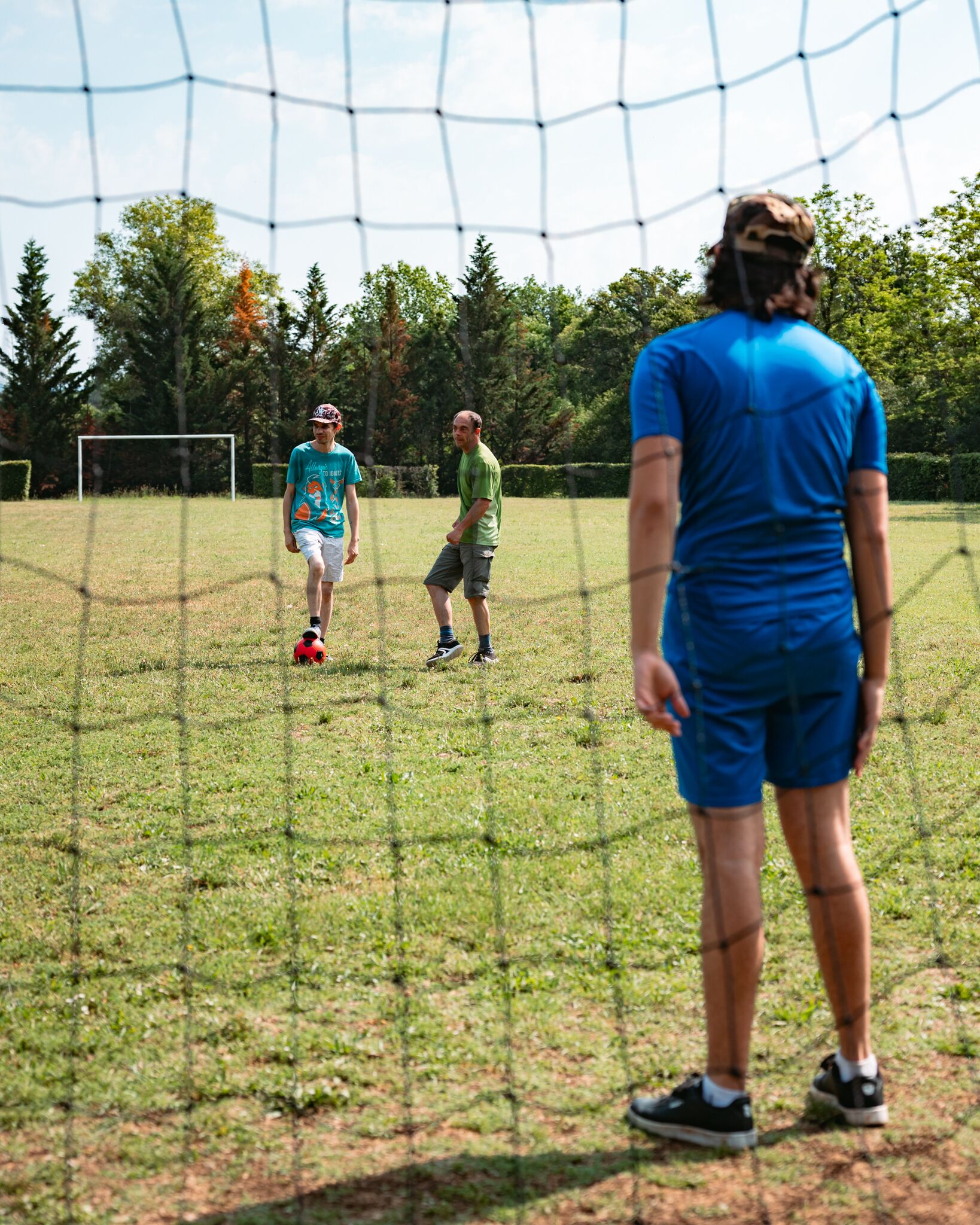Un terrain de football avec des poteaux de but et un filet.