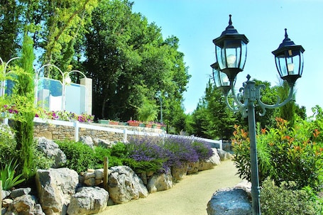 Exterior. Hotel Domaine du Cros d'Auzon
