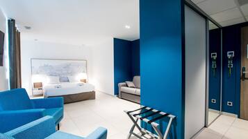 Comfort vierpersoonskamer | Een bureau, een strijkplank/strijkijzer, gratis wifi, beddengoed