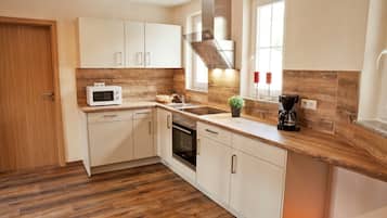 Apartemen, pemandangan kebun (Froschkönig) | Dapur pribadi | Lemari es, microwave, kompor, dan mesin pencuci piring