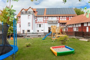 Children's play area - outdoor - Landhaus im Rinnetal (Homberg)