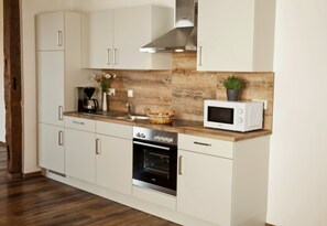 Apartment, 3 Bedrooms, Garden View (Rotkäppchen) | Private kitchen | Fridge, microwave, stovetop, dishwasher - Landhaus im Rinnetal (Homberg)