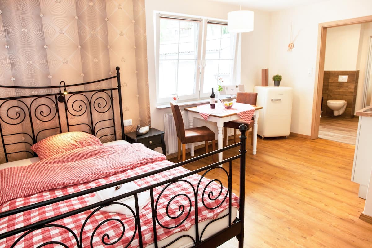 Studio (Hans im Glück) | Minibar, in-room safe, individually decorated, individually furnished