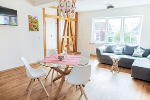 Departamento, 2 habitaciones, balcón, vista al jardín | Minibar, caja de seguridad en la habitación y decoración personalizada 