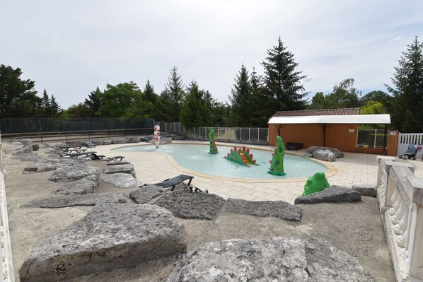 Alberca techada y alberca al aire libre