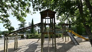 Zona de juegos infantil al aire libre