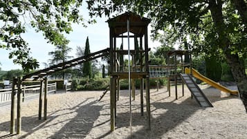 Área de juegos infantiles al aire libre