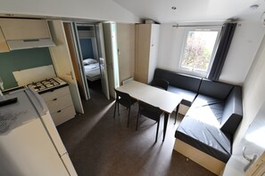 Casa rodante, 3 habitaciones | 2 habitaciones, tabla de planchar con plancha, cunas y wifi gratis 