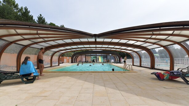 Una piscina cubierta, una piscina al aire libre