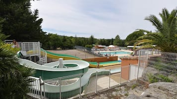 Alberca techada y alberca al aire libre