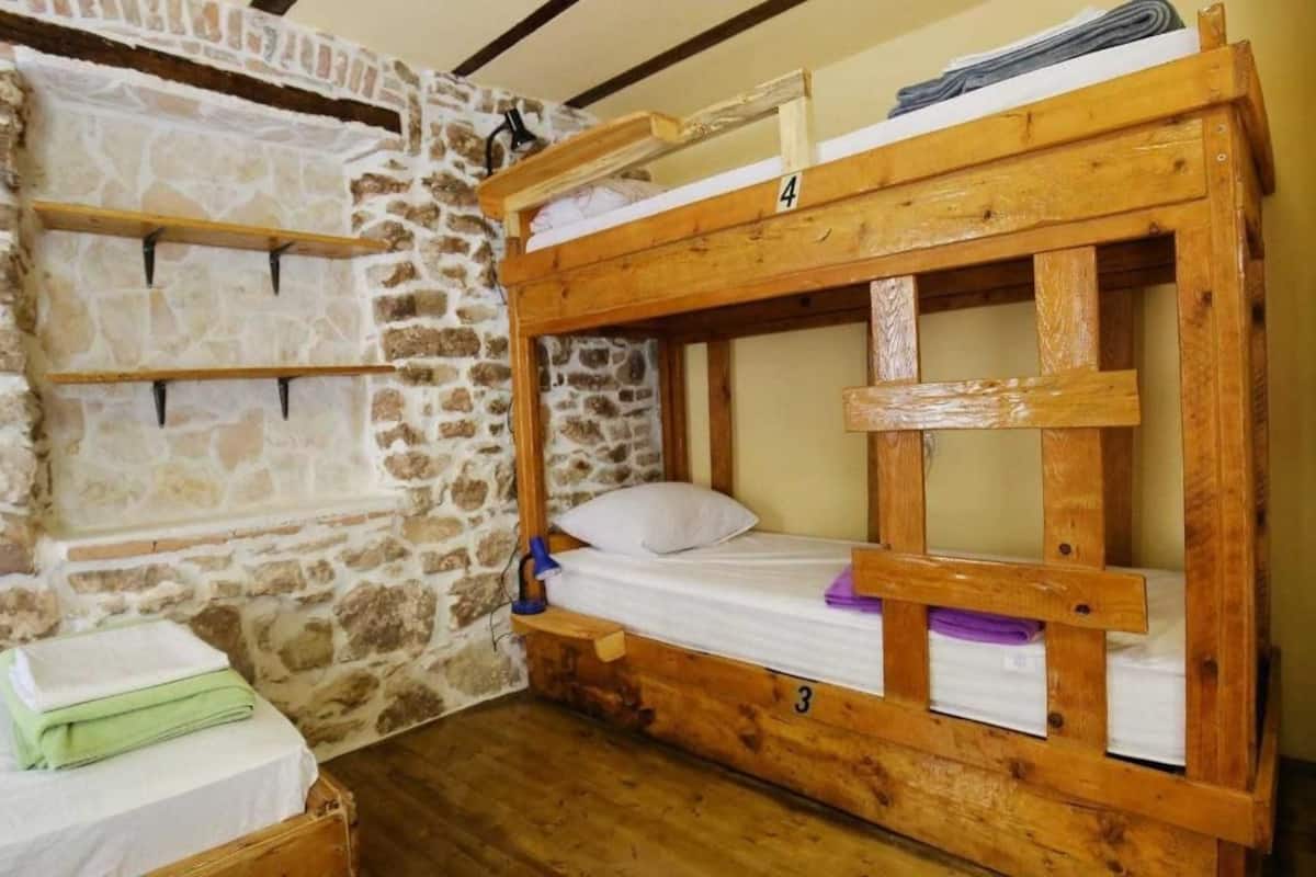 Felles sovesal, for menn og kvinner (5 beds) | Safe på rommet, lydisolert, wi-fi (inkludert) og sengetøy