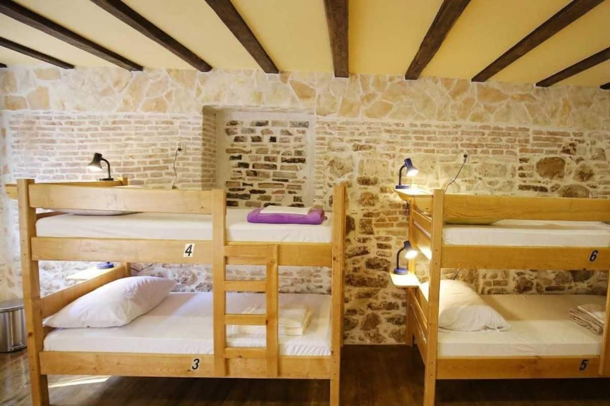 Felles sovesal, for menn og kvinner (4 beds) | Safe på rommet, lydisolert, wi-fi (inkludert) og sengetøy