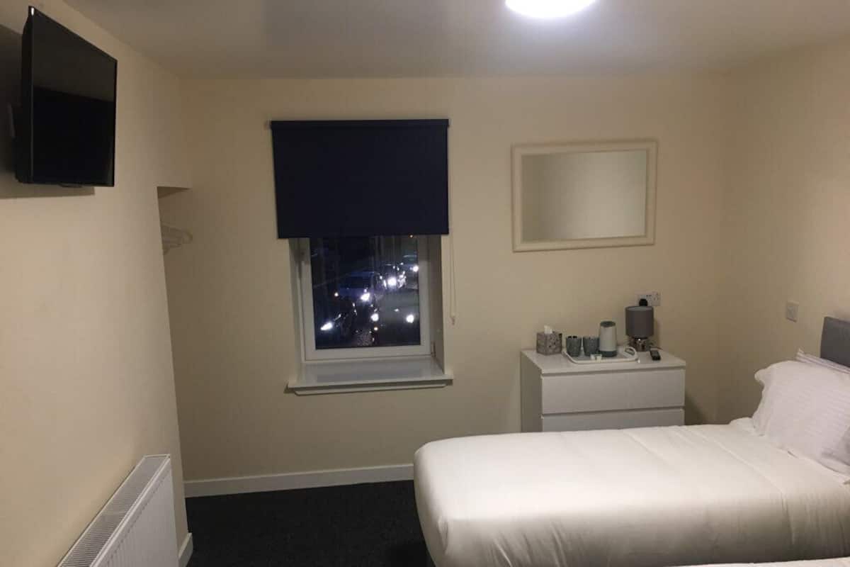 Kamer, 1 twee- of 2 eenpersoonsbedden, en-suite badkamer