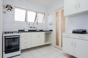 Apartamento família, várias camas, para não fumantes | Cozinha privada | Geladeira grande, fogão, talheres/pratos/utensílios de cozinha