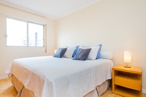 Apartamento família, várias camas, para não fumantes | Ferros/tábuas de passar roupa, Wi-Fi de cortesia, roupa de cama