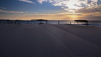 Pantai di sekitar dan berkayak