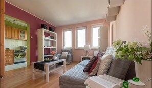 Economy appartement | Woonruimte | Een televisie