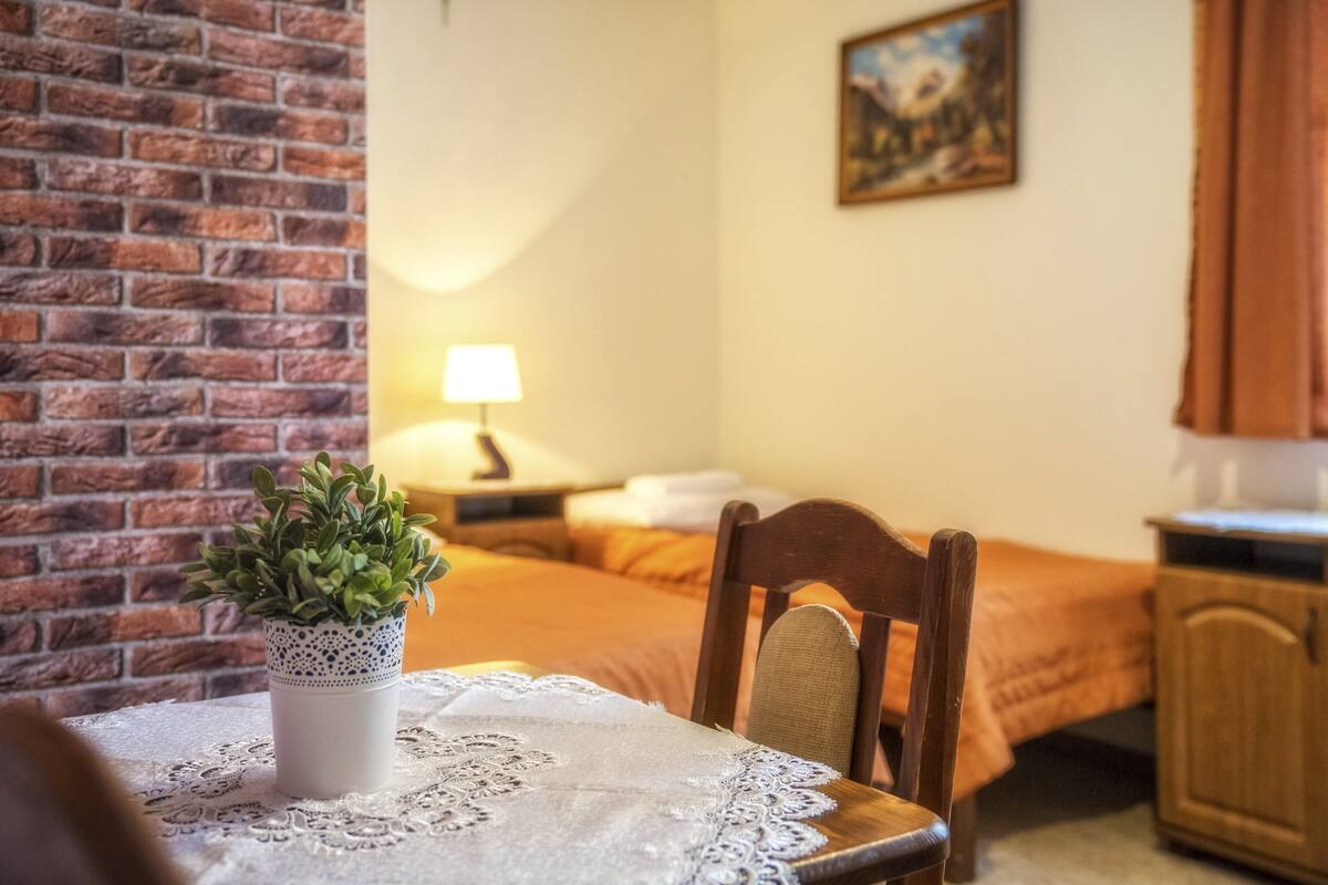 Phòng 4 (8) | Bộ đồ giường cao cấp, trang trí khác biệt