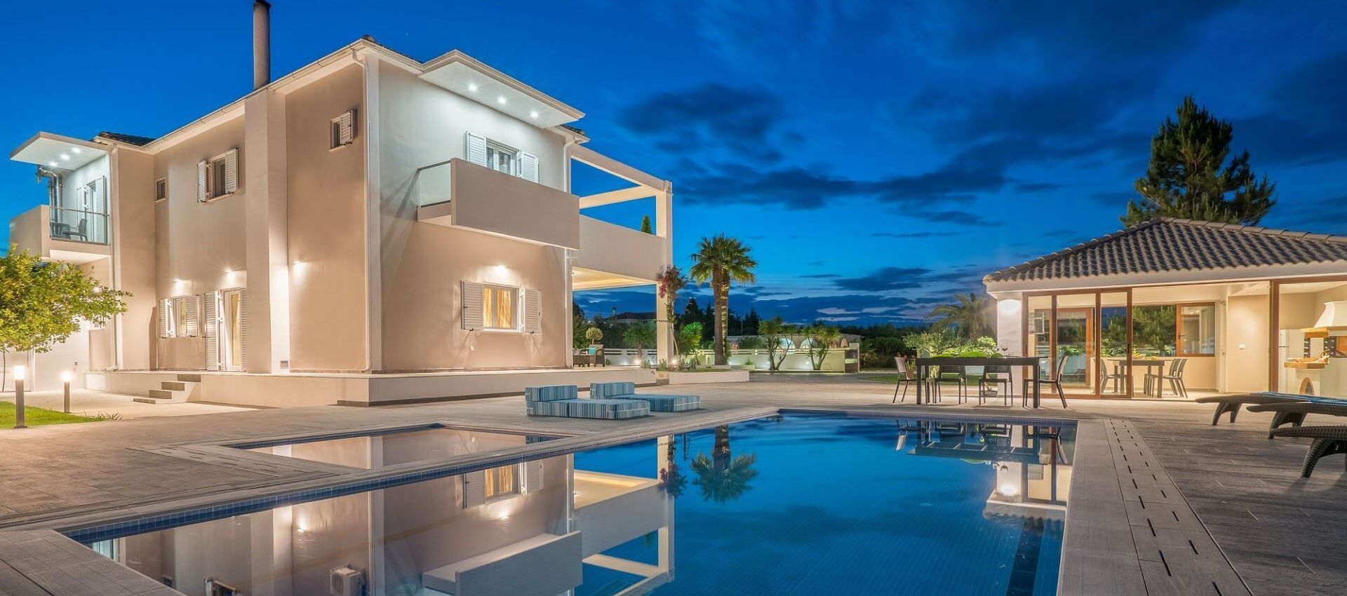 Boendets fasad - kväll/natt