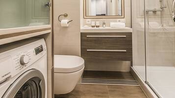 Economy Apartment | Bathroom | Shower, free toiletries, towels