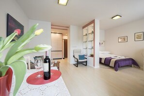 エコノミー アパートメント | リビング エリア | 薄型テレビ