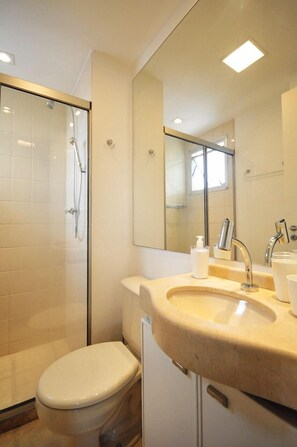 Apartment | Badezimmer | Dusche, Handtücher