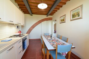 Réfrigérateur, un four, surface de cuisson, cafetiÚre-théiÚre