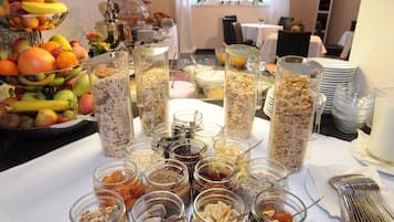 Café da manhã com buffet grátis todos os dias