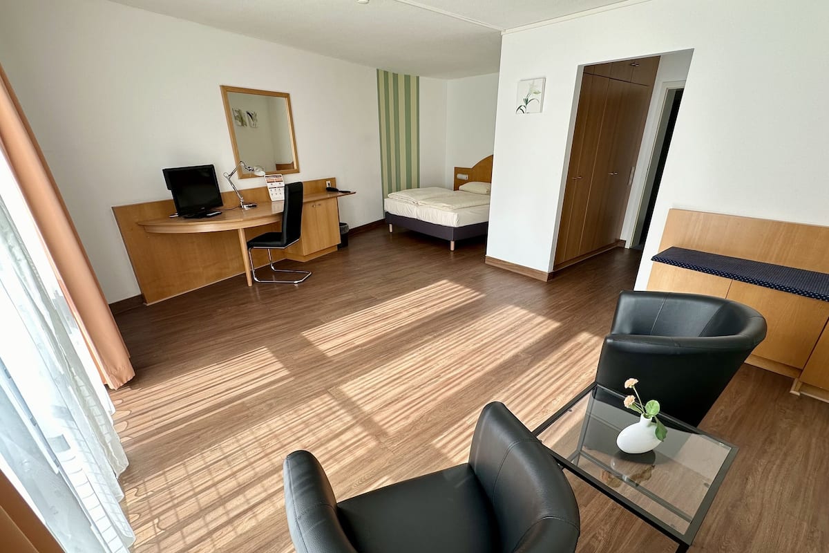 Comfort Double Room | Peti besi dalam bilik, meja, langsir/tirai gelap terus