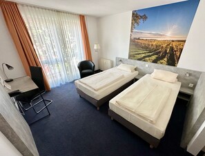 Economy-Zweibettzimmer | Zimmersafe, Schreibtisch, Verdunkelungsvorhänge, Bügeleisen/Bügelbrett