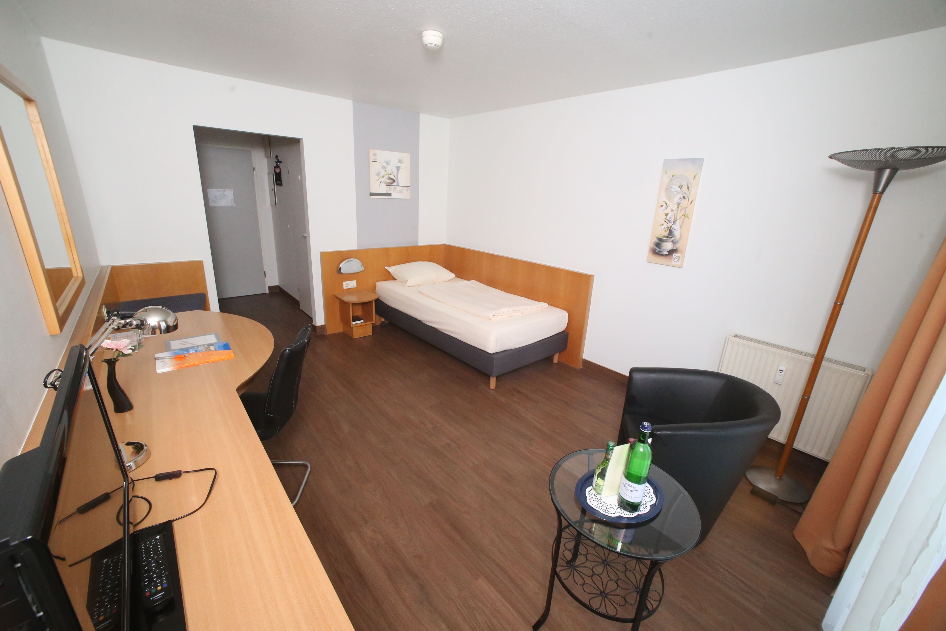 single room | 1 bedroom, in-room safe, desk, blackout curtains