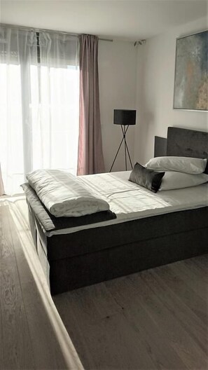 Escritorio, sistema de insonorización, wifi gratis y ropa de cama 