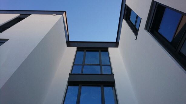 Un edificio moderno con cielo sereno.