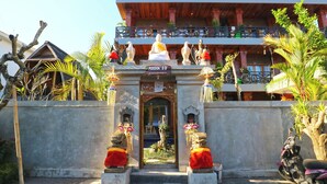 A building with a wooden upper level and a lower level with a sign reading "Pondok D'D". - Pondok DD Canggu (Canggu)