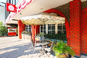 Property entrance - Hotel Tanjung (Surabaya)