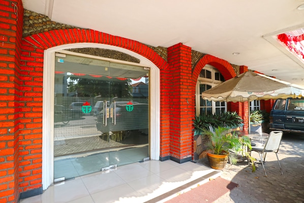 Property entrance - Hotel Tanjung (Surabaya)