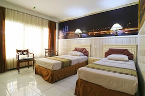 Superior Room | Desk, free WiFi, bed sheets - Hotel Tanjung (Surabaya)