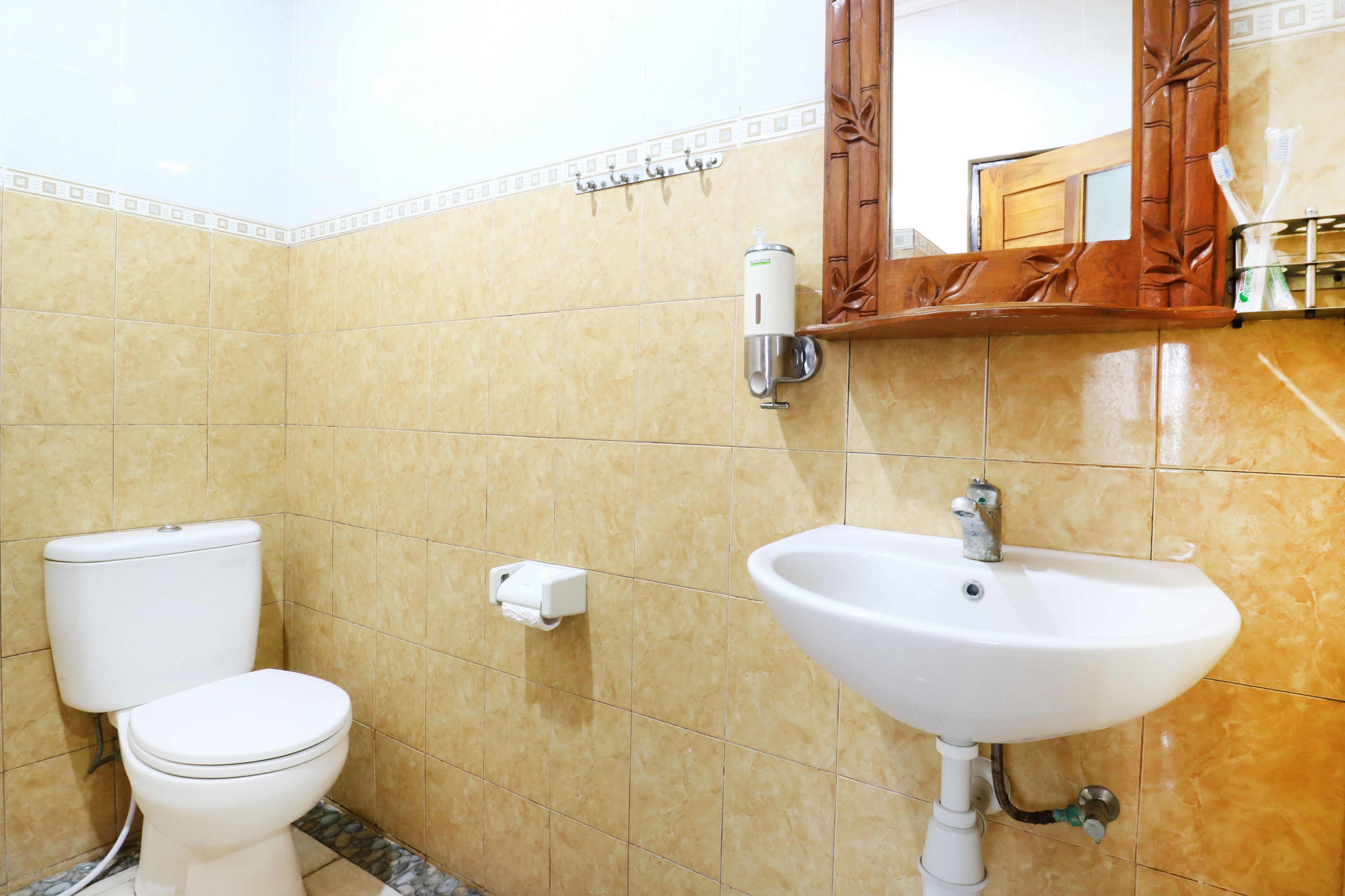 deluxe room | bathroom | shower, towels