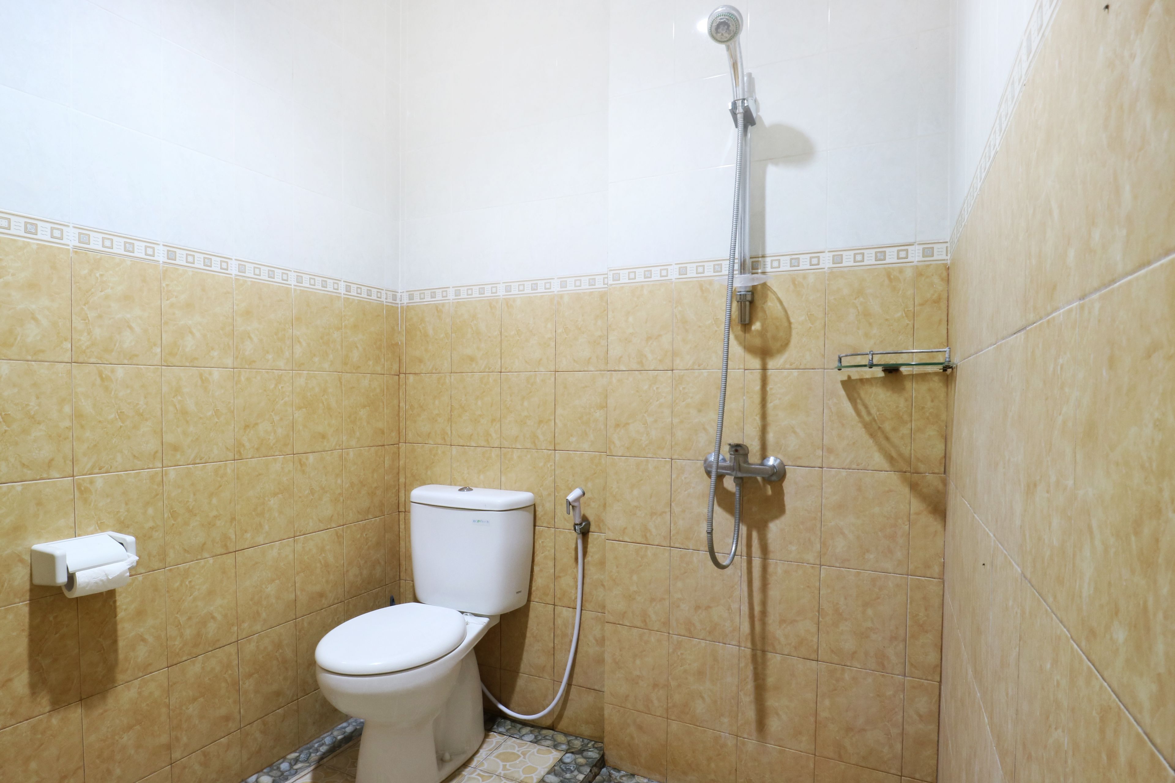 deluxe room | bathroom | shower, towels