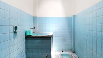 Habitación estándar, 2 camas individuales | Baño | Regadera, amenidades de baño gratuitas, toallas
