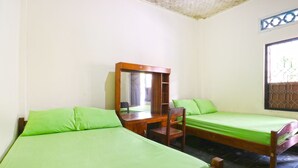 Standard Room, 2 Twin Beds | Desk, bed sheets - Hotel Mawar 2 (Denpasar)