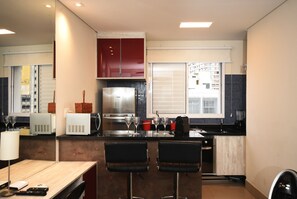Apartamento urbano, 1 cama Queen, para não fumantes | Cozinha americana privada | Geladeira grande, micro-ondas, cooktop