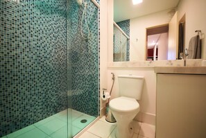 City Apartment, 1 Queen Bed, Non Smoking | Bathroom